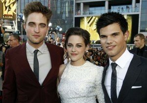 EclipsepremiererobkristentaylorAP 300x211 Stars, Fans Come Out For The Twilight Saga: Eclipse Premiere (Video)